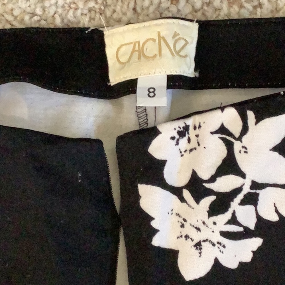 Cache Size 8 Capris, Front Zip, New Condition - image 2